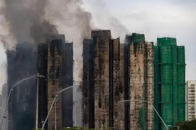 Buscan sobrevivientes tras incendio en torres que dejó 128 muertos en Hong Kong