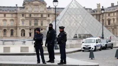 Paris prosecutor reports 4 more arrests in connection with Louvre jewel heist