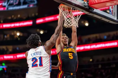 Daniels y Okongwu lideran a Hawks en victoria 120-117 sobre 76ers