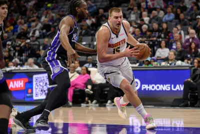 Jokic suma 36 puntos y 12 rebotes por Nuggets, que arrollan 136-105 a Kings