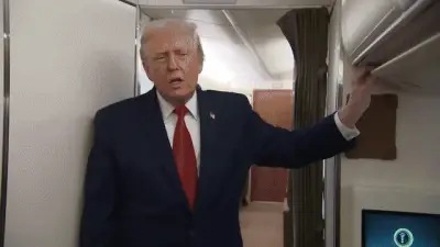 Trump repeatedly bumped by bathroom door during hilarious AF1 gaggle: 'Come on out!'