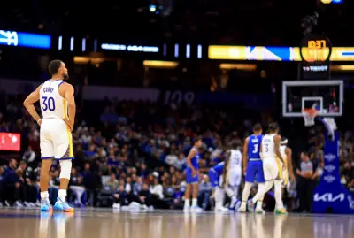 On an injured ankle, Warriors’ Steph Curry passes another NBA scoring legend