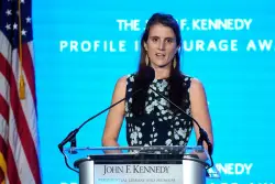 Nieta de JFK revela diagnóstico de cáncer terminal y critica a su primo RFK Jr.