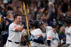 Mariners a win from first World Series, beat Blue Jays on Suárez’s grand slam for 3-2 ALCS lead
