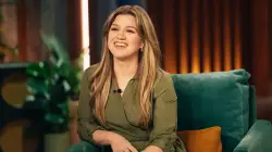 Kelly Clarkson rejects former manager's plastic surgery advice with fiery comeback during Vegas residency