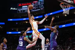 Jalen Johnson anota 28 puntos y lleva a los Hawks a vencer 113-110 a los Hornets